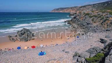 4K小普拉亚做阿巴诺旅游海滩周围的沙丘。 大西洋海岸线旅行概念。 葡萄牙卡斯卡斯
